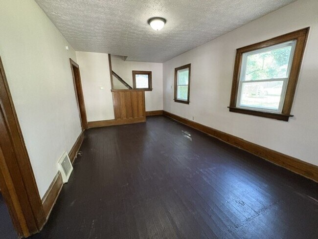 Building Photo - 452 Allenford St