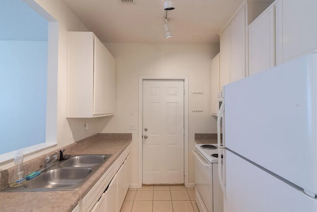 Foto del edificio - 3 Bed x 3 Bath with Garage!!!!