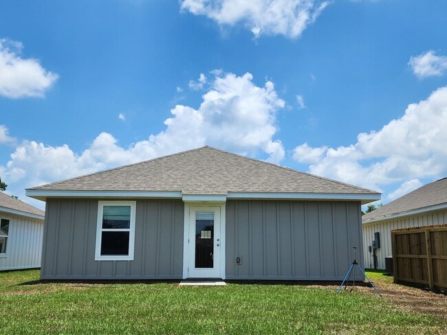 Building Photo - Brand new 3/2 available now in Foley