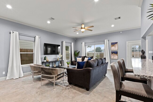 Building Photo - 2209 Silverbonnet St