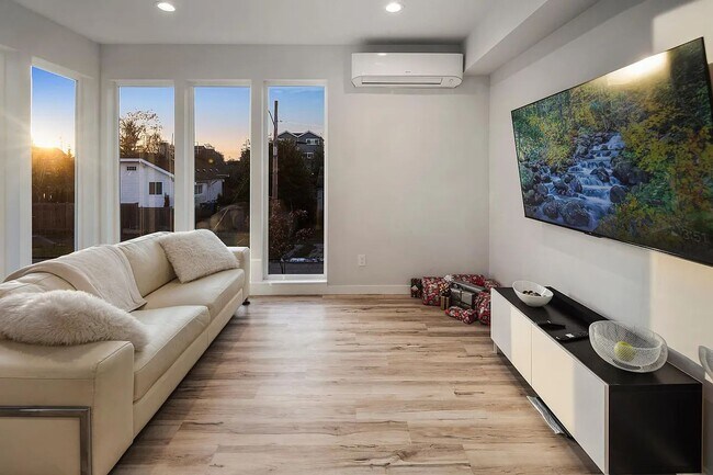 Foto del edificio - 3 Bed 2 Bathroom White Center Townhouse