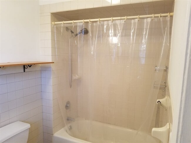 Building Photo - 190 W 24th St