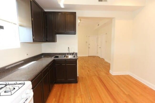 Building Photo - 3 bedroom in Chicago IL 60642