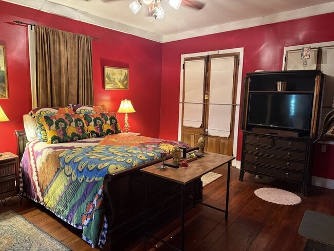 Building Photo - 731 Dumaine St