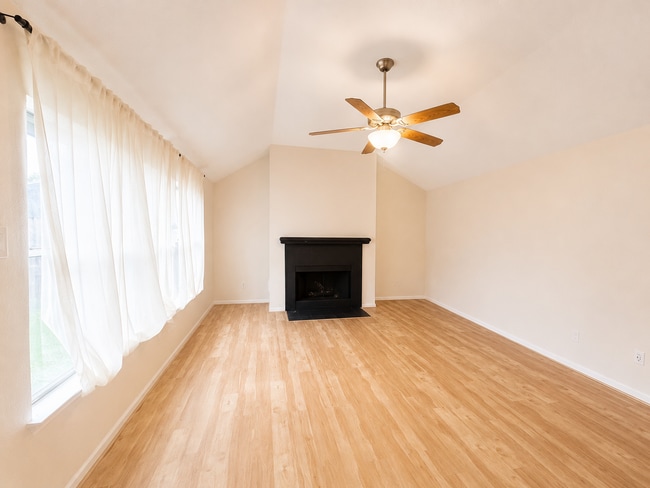 Sala de estar con chimenea de gas - 12826 Careywood Dr