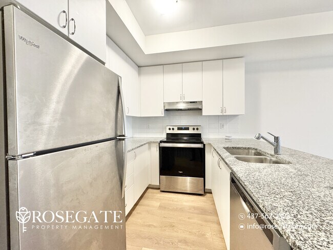 Photo du bâtiment - Massive 5-Bedroom + Den Townhouse with Garage & Deck in Oshawa