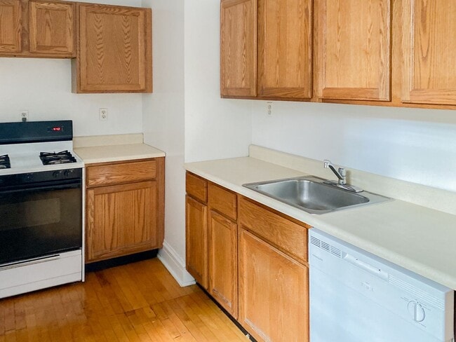 Building Photo - 1448 W Cornelia Ave