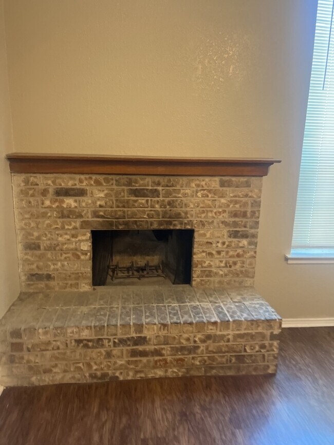 Building Photo - 2/2 With Loft Townhouse!