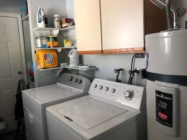 Shared Laundry Room - 1730 Duneville St