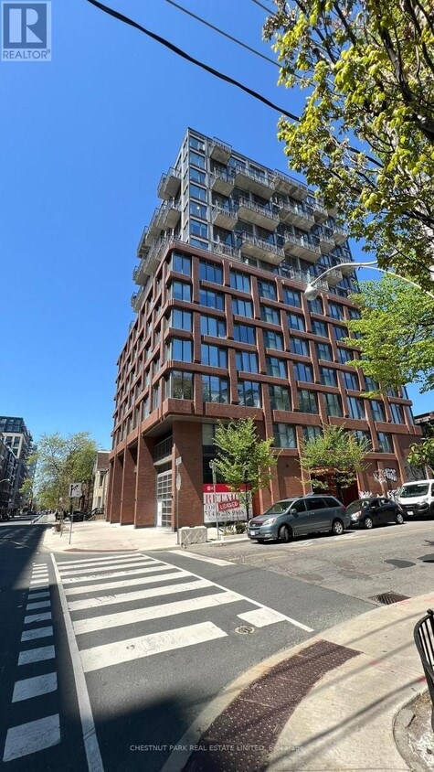Building Photo - 2-202 Augusta Ave