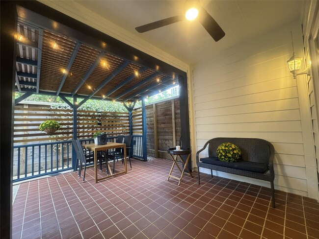 Building Photo - 516 S Post Oak Ln