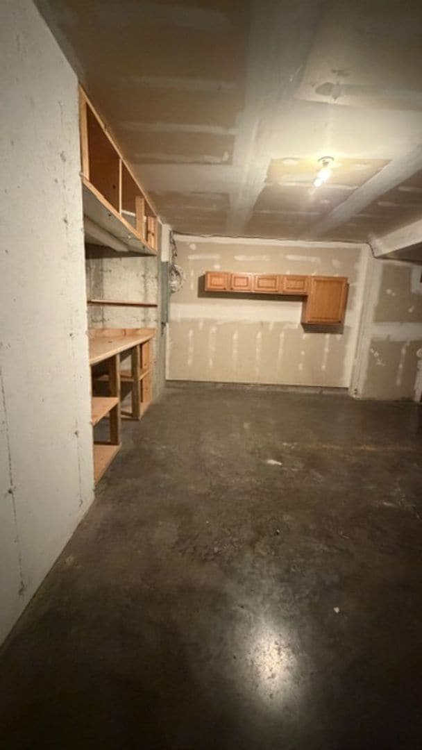 Building Photo - 696 James St