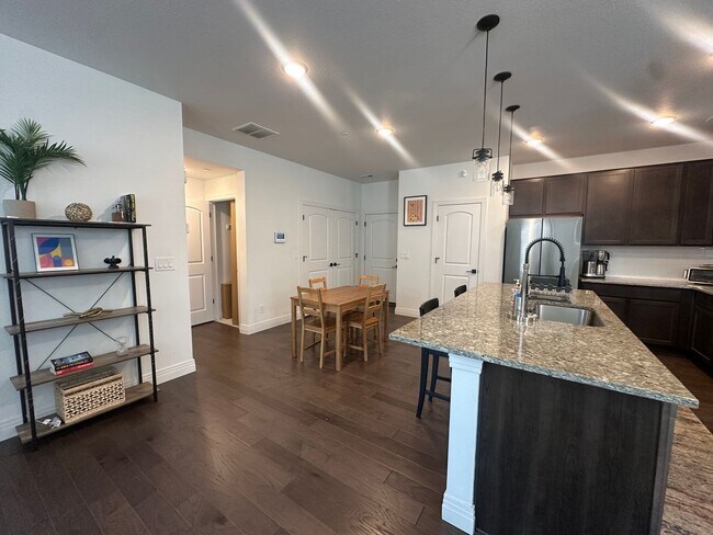 Foto del edificio - End unit FURNISHED Townhouse in Victory Ridge