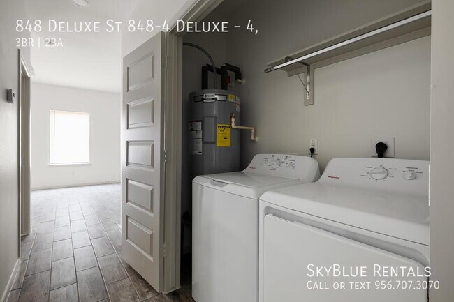 Building Photo - 848 Deluxe St