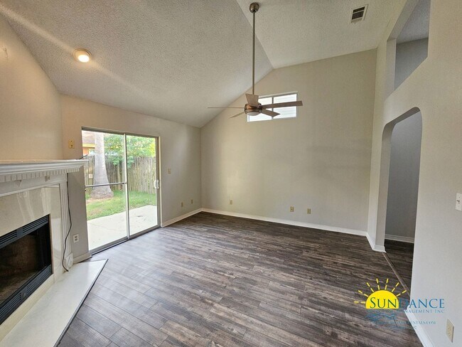 Building Photo - Great 3 Bedroom Home in Fort Walton Beach!