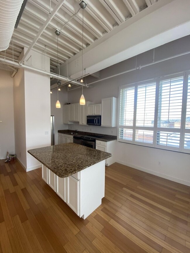 Building Photo - Amazing Studio with Patio and Views