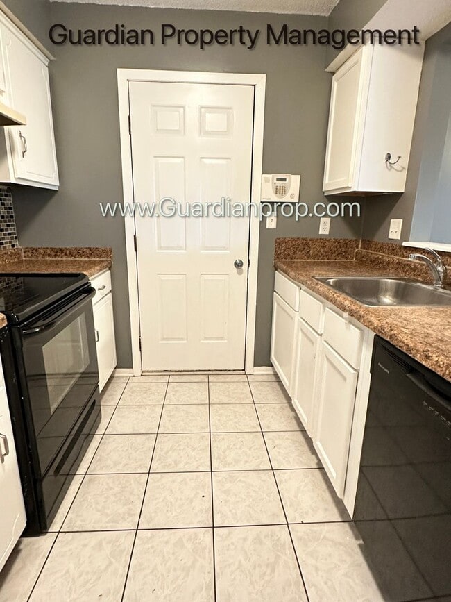 Building Photo - Brooklyn Park End Unit Patio Home, Dishwas...