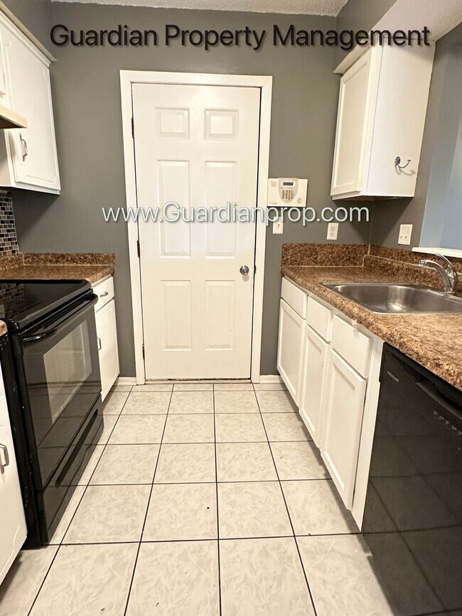 Foto del edificio - Brooklyn Park End Unit Patio Home, Dishwasher, One Car Garage, Available Mid June