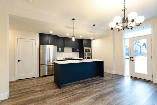 Photo du bâtiment - 2857-2812 12 Ave SW