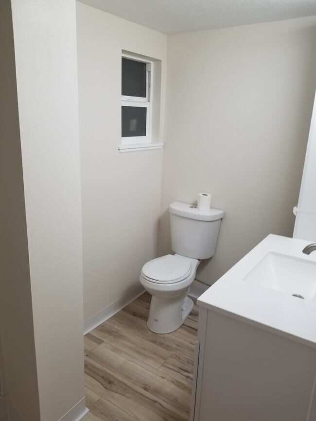 Baño - 98 W Lincoln Ave