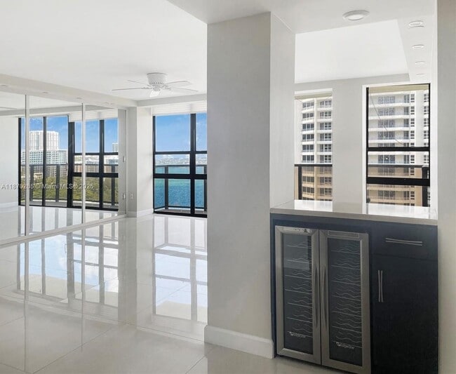 Foto del edificio - 600 NE 36th St