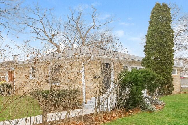 Building Photo - 4723 N Richardt Ave