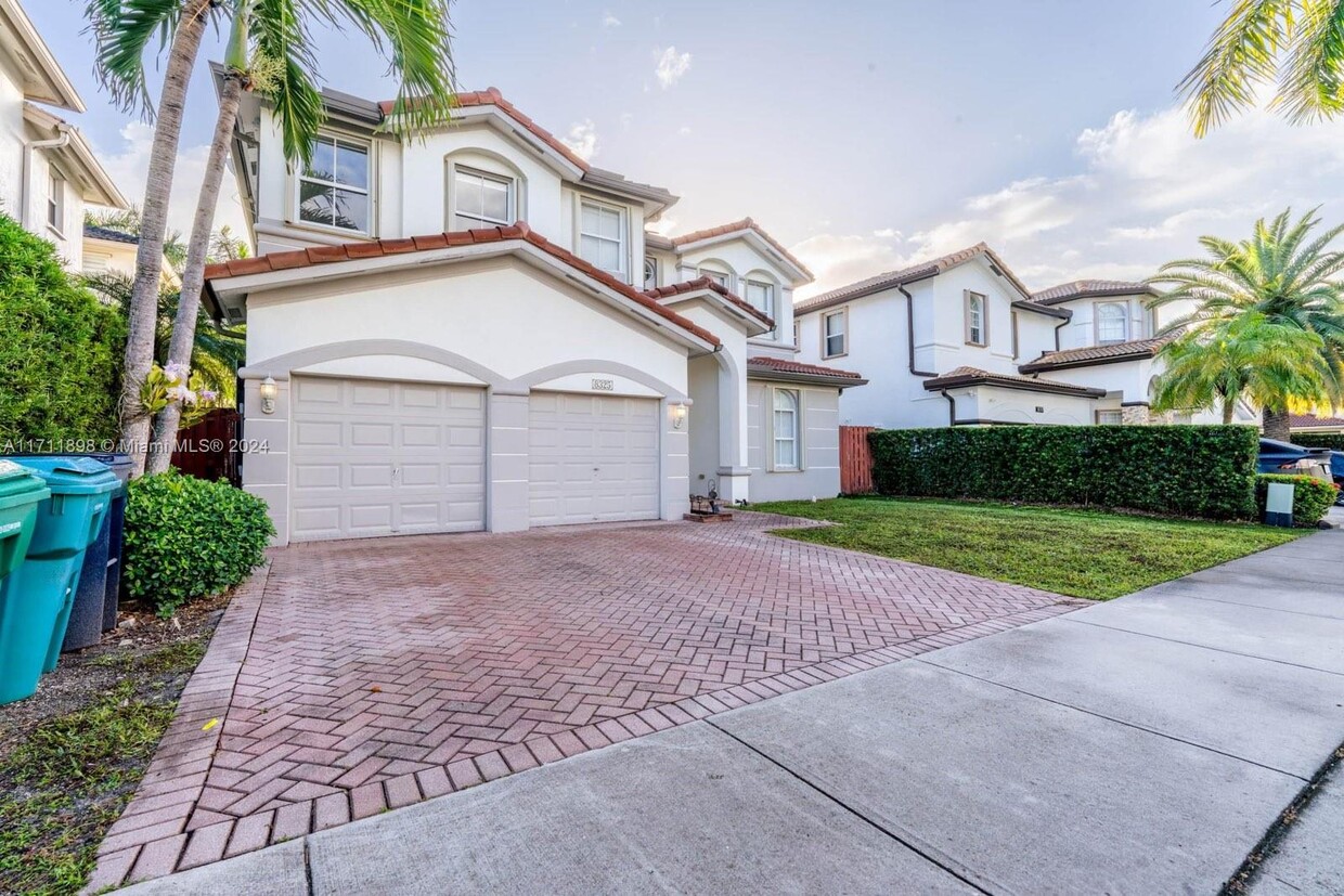 Foto principal - 8325 NW 115th Ct