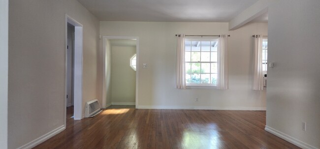 Foto del edificio - 716 N Parish Pl
