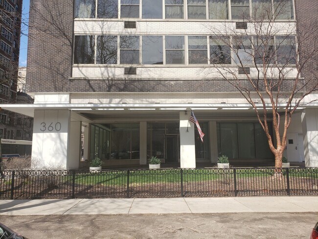 Foto del edificio - 360 W Wellington Ave