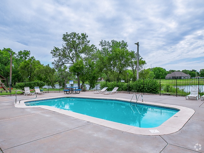 Sparkling Swimming Pool! - MacArthurs Lake Apartments