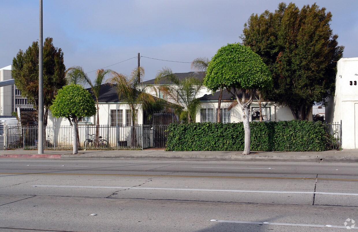 Foto del edificio - 325 N La Brea Ave