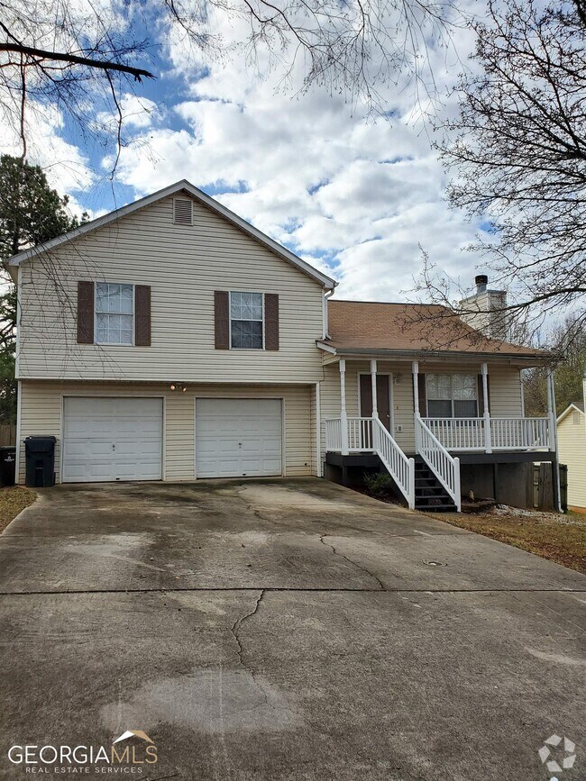 The Village at Regency Park Apartments for Rent with a Garage