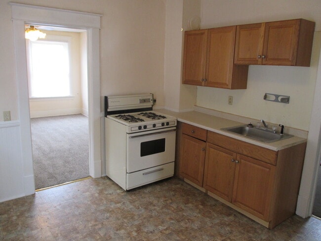 Building Photo - 1318 E 9th St