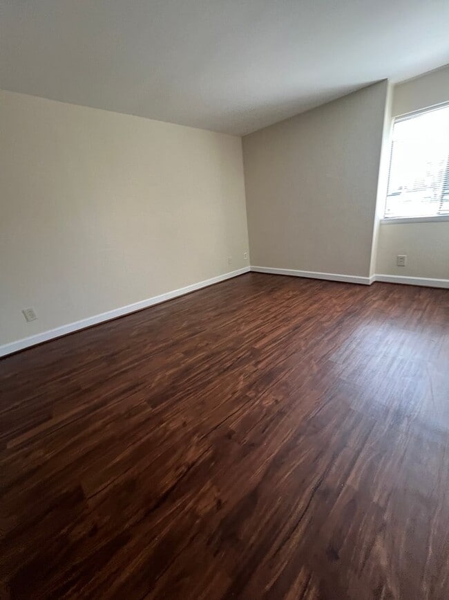 Building Photo - 2 BEDROOM 2 BATH CONDO WITH ALL UTILITIES ...
