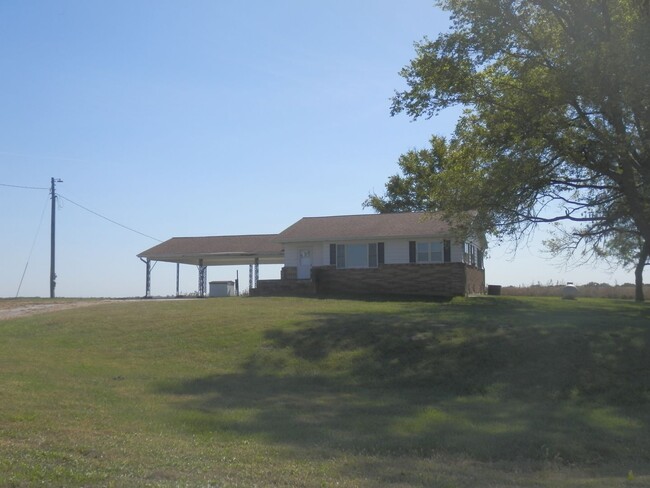 Building Photo - 3 Bed 2 Bath Farmhouse!