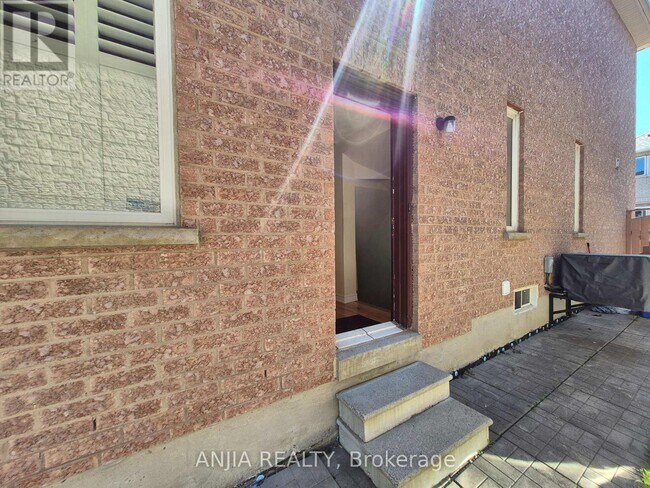 Photo du bâtiment - 742 Hammersly Blvd