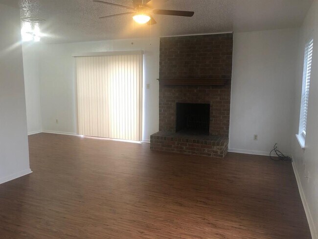 Building Photo - 3959 N Garland Ave