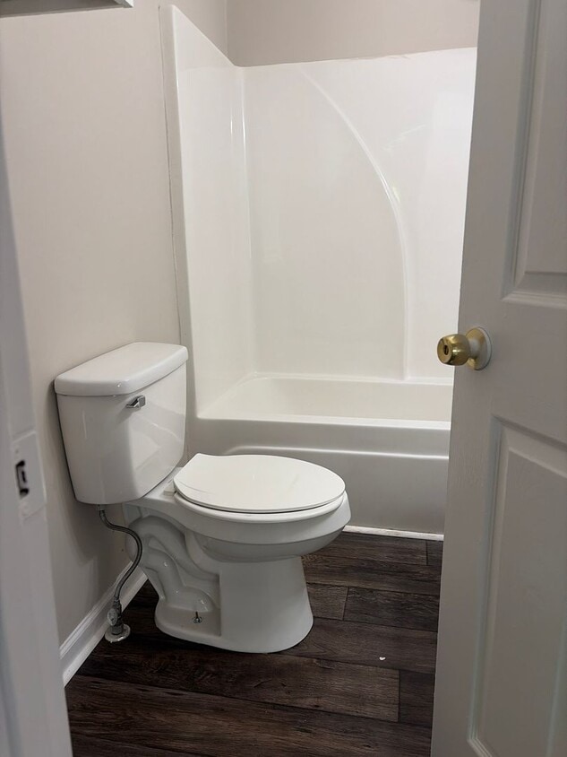 Building Photo - **** AVAILABLE NOW-!!! QUAINT BEMIS LOCATION***** RENOVATED 2 BEDROOM 1 BATH