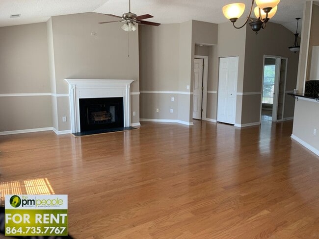 Building Photo - Comfortable 3/2 with Large Bonus Room in M...