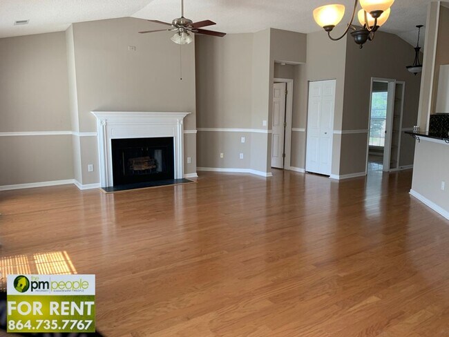 Foto del edificio - Comfortable 3/2 with Large Bonus Room in M...