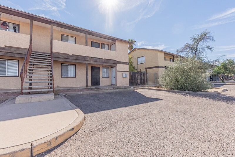 Primary Photo - 735 E Hazel Dr