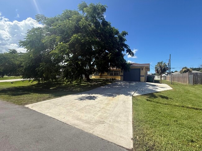 Foto del edificio - 1453 SW Sudder Ave