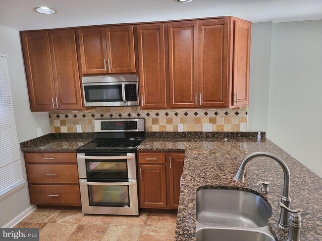 Building Photo - 2862 Sutton Oaks Ln