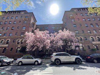 Building Photo - 62-98-98 Saunders St