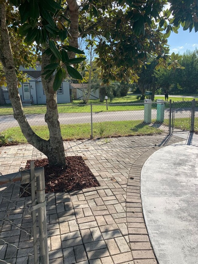 Foto del edificio - 3 bedroom 1 bath recently refurbished  wit...