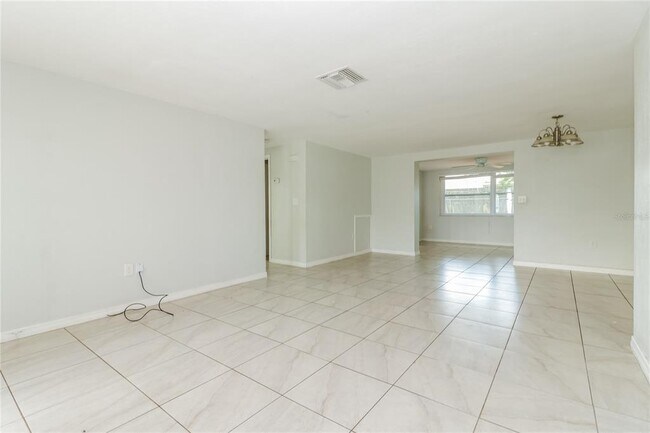 Building Photo - 5815 Dahlia Ave