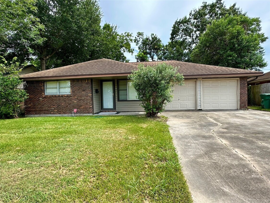 Primary Photo - 530 Edgebrook Dr