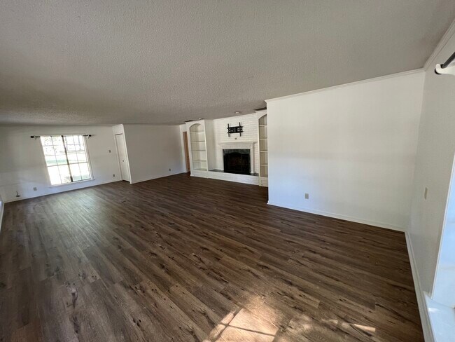 Living room - 714 Woodland Hills Dr