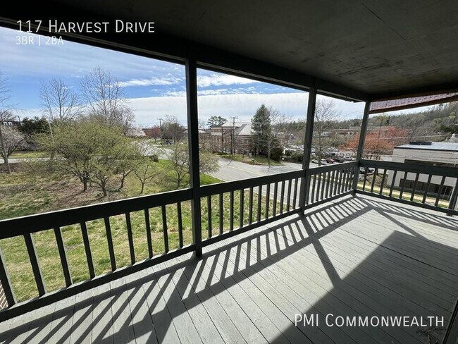 Building Photo - 3 Bed / 2.5+ Bath Townhouse (Available Now)