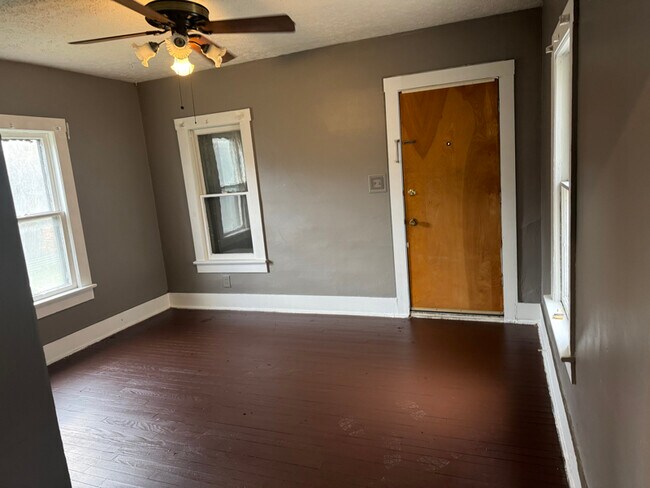 Foto del edificio - 1061 Raymond St